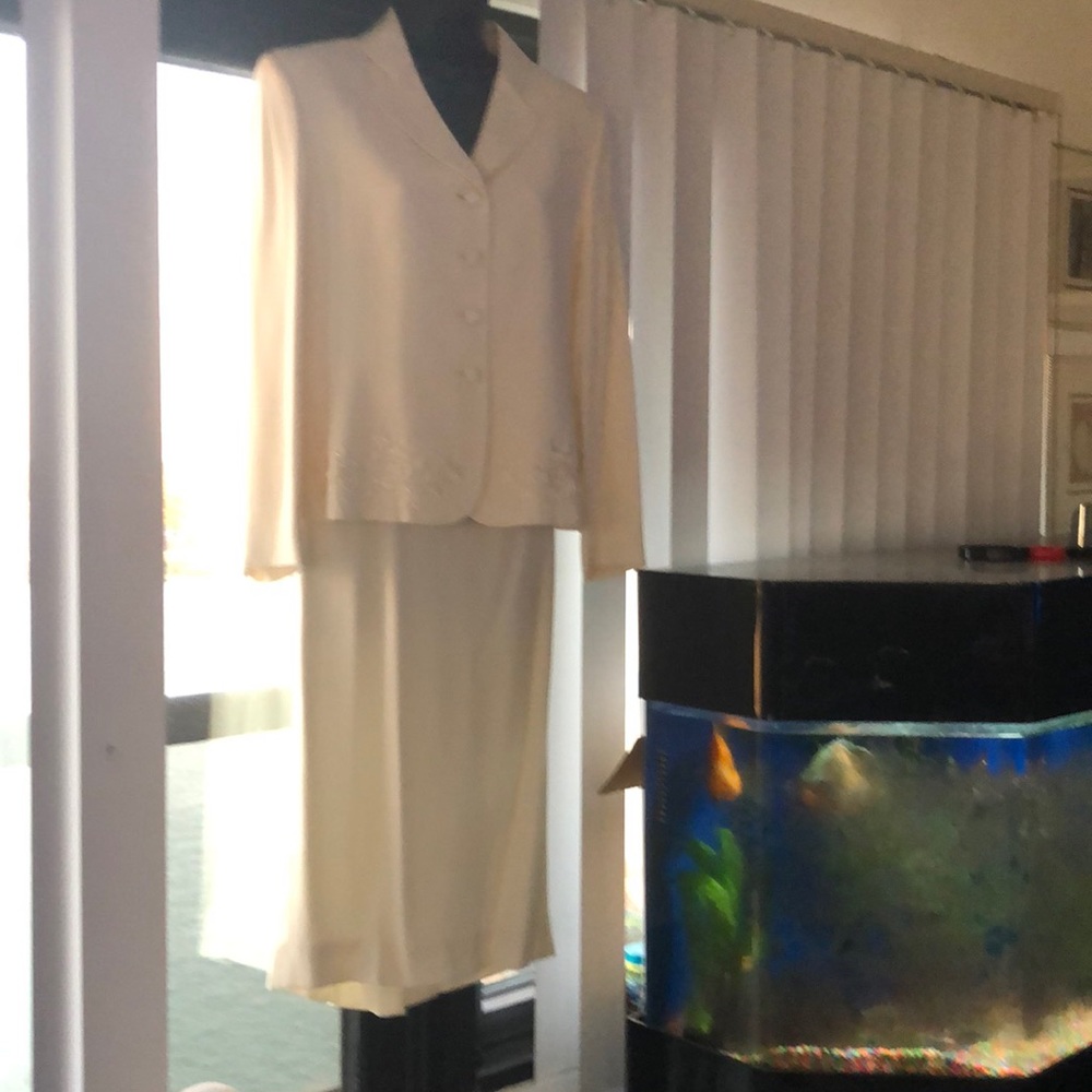 Size 10 petite Ladies 2 pc suit by Kasper. Dry clean Gently used